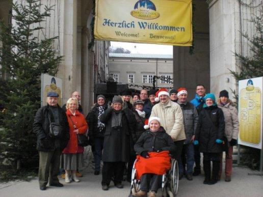 Gruppenfoto vor dem Eingang des berühmten Weihnachtsmarkt Salzburg